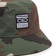 Carica l&#39;immagine nel visualizzatore di Gallery, Cappello bucket Propaganda Logo camouflage
