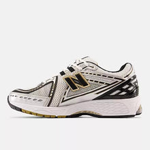 Carica l&#39;immagine nel visualizzatore di Gallery, Scarpe sneakers New Balance 1906R white gold black
