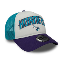 Carica l&#39;immagine nel visualizzatore di Gallery, Cap New Era Trucker Charlotte Hornets blue purple
